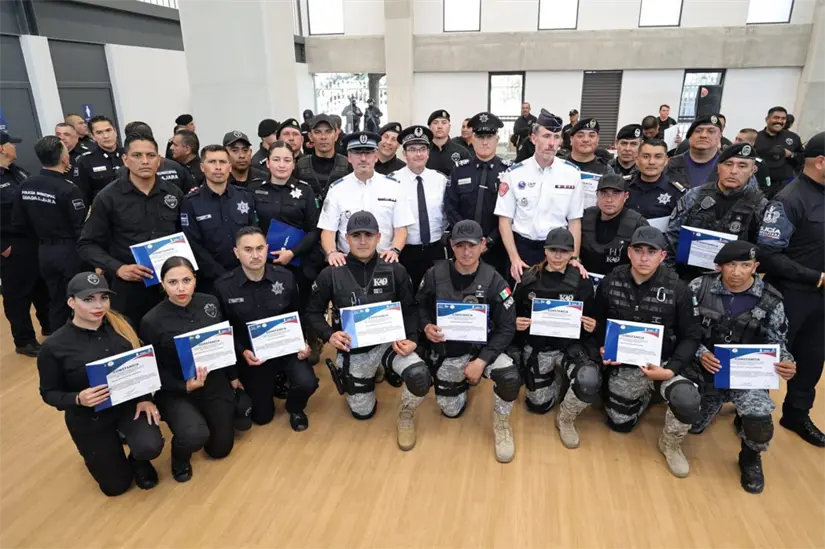 Elementos de la policía de Jalisco reciben constancias de la capacitación para el Mundial 2026FOTO:  redes sociales | Facebook (Policía de Zapopan) 