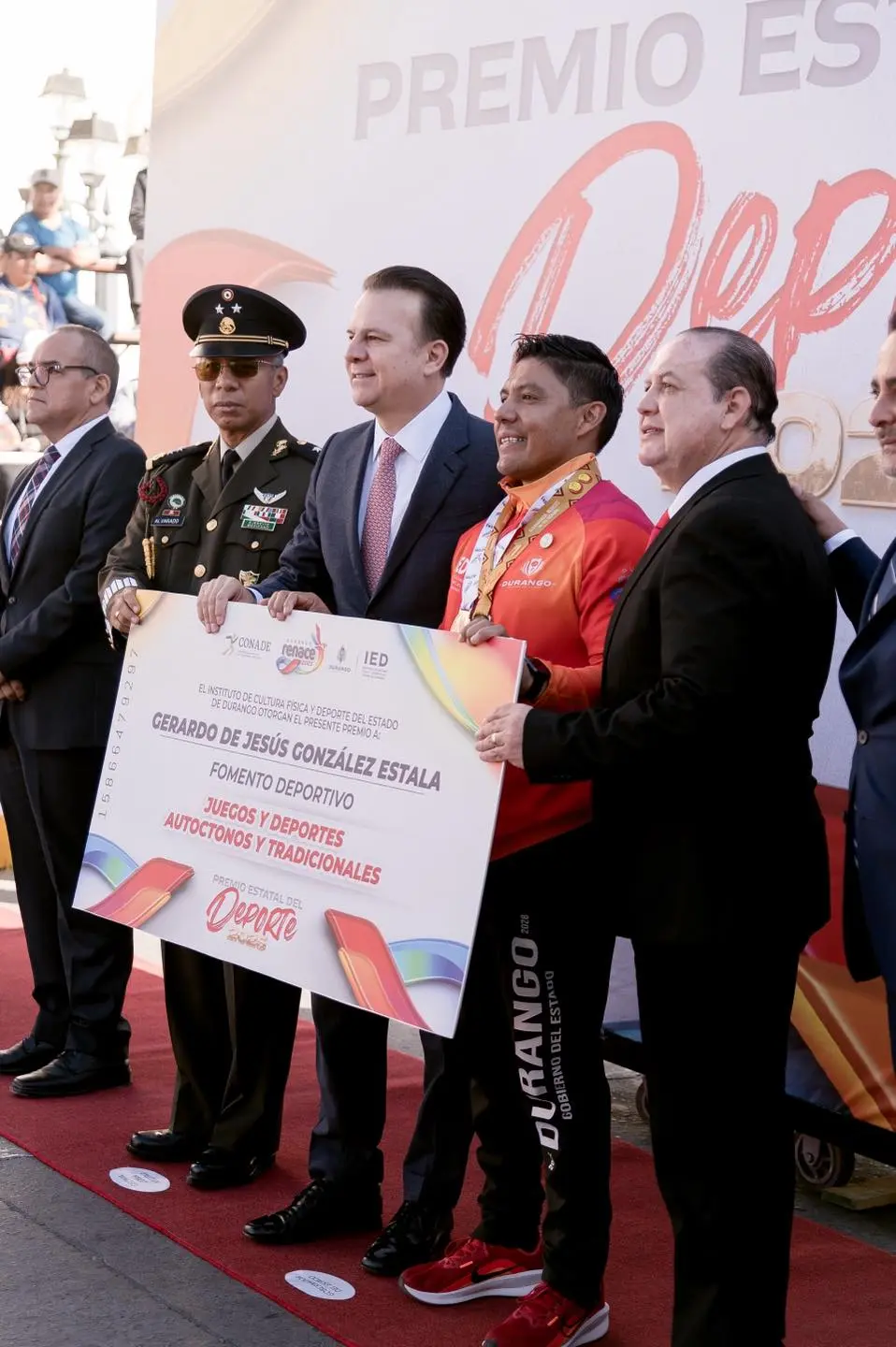Entrega Esteban Villegas el Premio Estatal del Deporte a destacados duranguenses