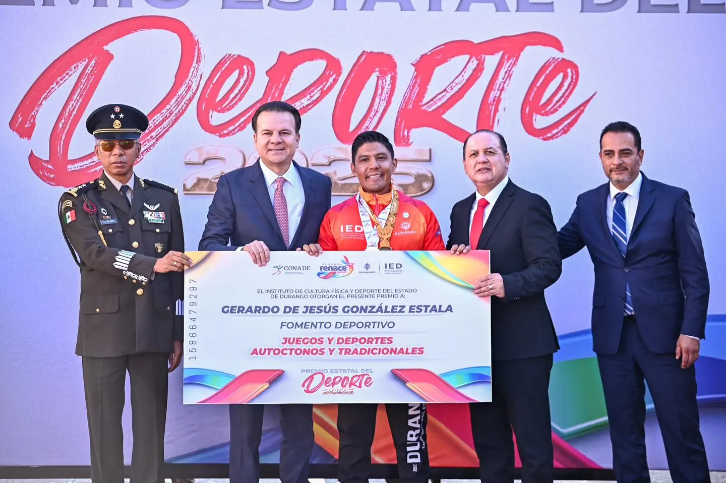 Entrega Esteban Villegas el Premio Estatal del Deporte a destacados duranguenses