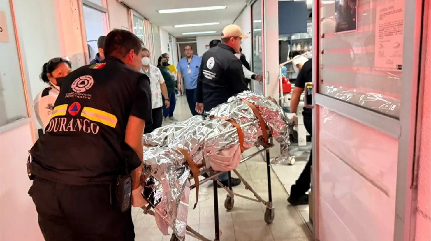 Elementos de la CEPC apoyaron en el traslado de los heridos a la ciudad de Durango. | Foto: CEPC Durango