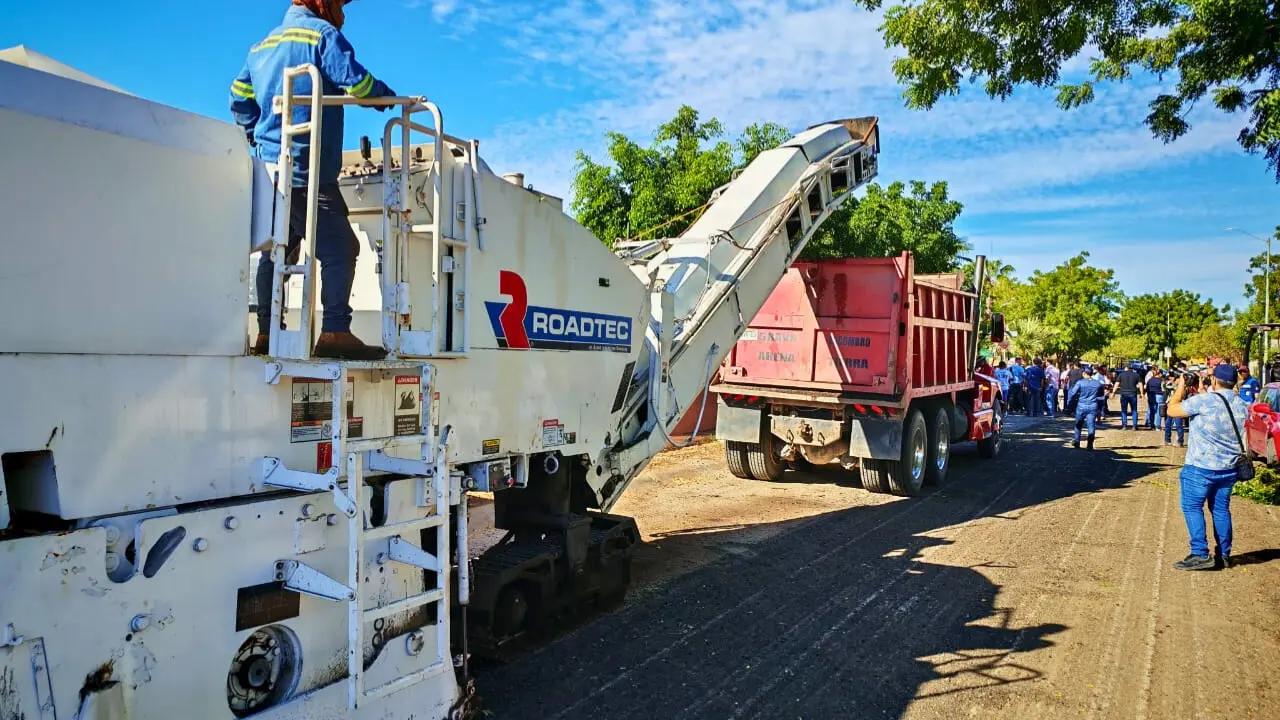 Maquinaria de reencarpetado trabaja sobre la calle Villas del Encanto durante el arranque del Programa Emergente en La Paz. Foto: Héctor Romero / POSTA Baja California Sur