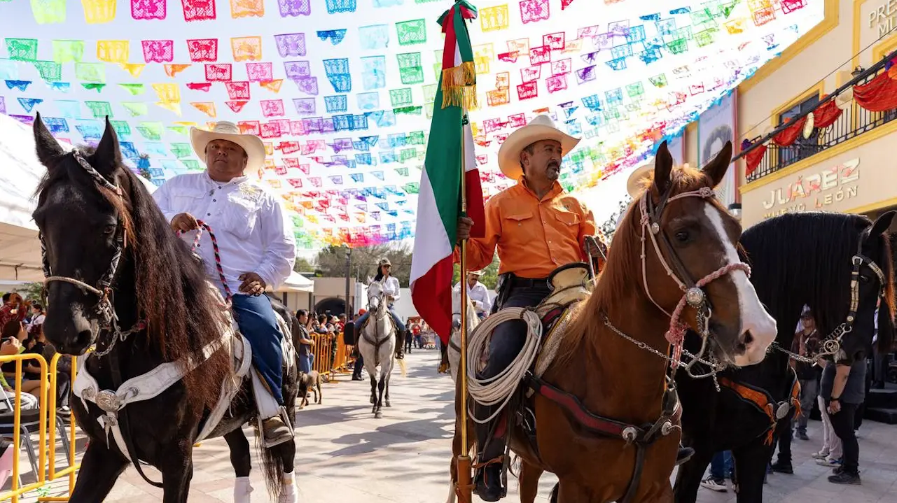 Cuadrillas de jinetes a caballo dieron un toque tradicional muy aplaudido. Foto: Gobierno de Juárez.