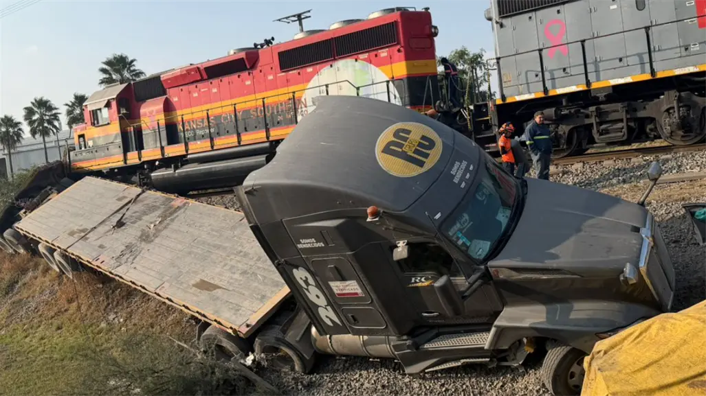 Protección Civil atiende accidente de tren y tráiler en Apodaca