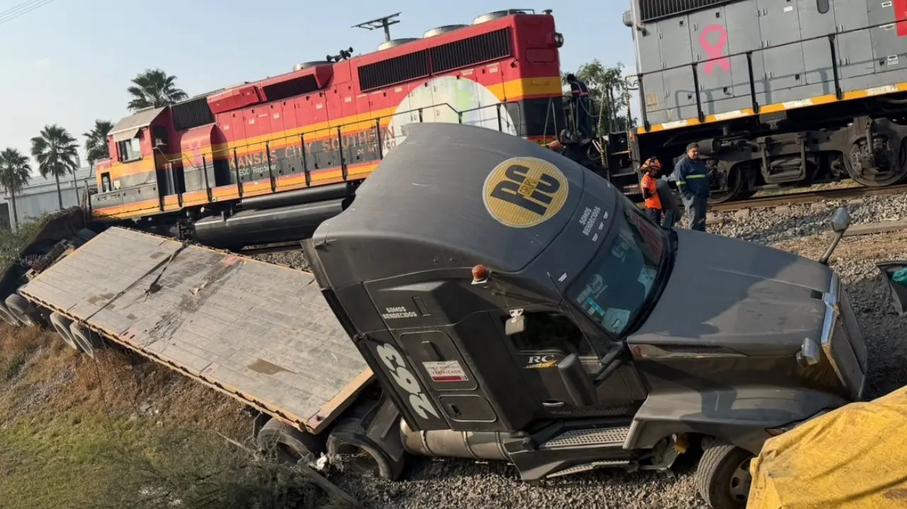 El conductor del tráiler recibió atención médica inmediata por parte de los equipos de emergencia. Foto: PCNL.