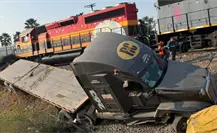 Protección Civil atiende accidente de tren y tráiler en Apodaca