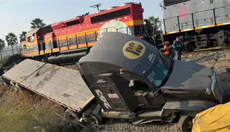 Protección Civil atiende accidente de tren y tráiler en Apodaca