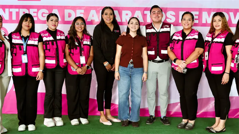El evento concluyó con la fotografía oficial entre autoridades y beneficiarios. Foto: Gobierno de garcía.