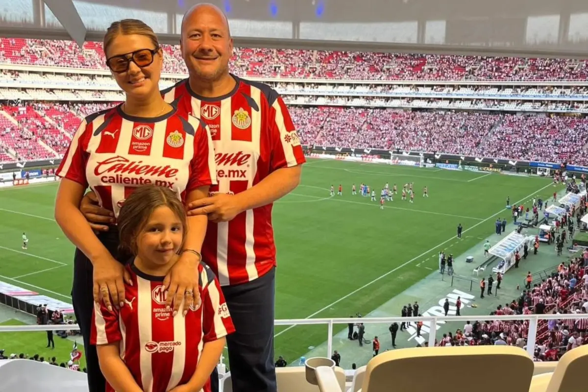 Enrique Alfaro y su familia apoyando a las Chivas Foto: Facebook Enrique Alfaro Ramírez