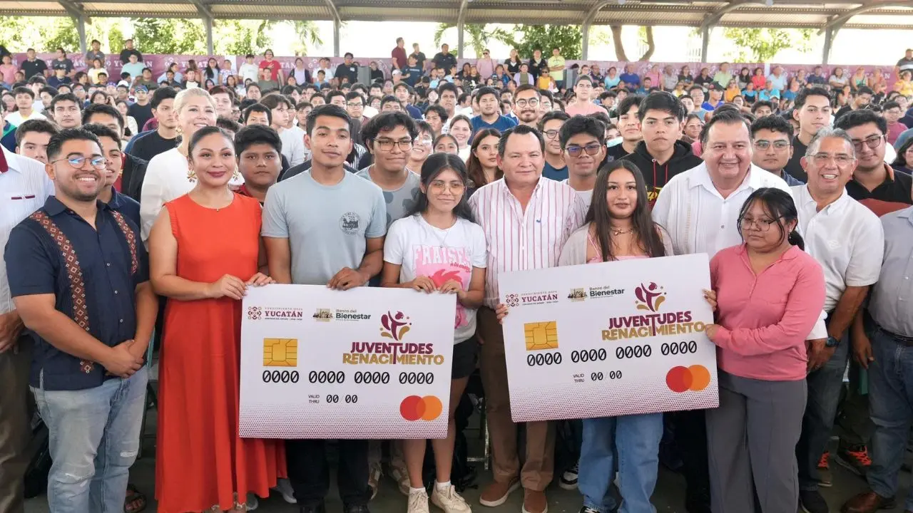 Estudiantes de educación superior recibieron los plásticos donde podrán cobrar el apoyo. Foto: Canva | Cortesía