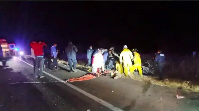 imagen recuadro Elementos de emergencia trabajan alrededor del vehículo Toyota volcado en el kilómetro 200 de la Transpeninsular. Foto: Chismoso Del Valle / Facebook