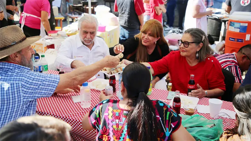 Asistentes disfrutando de platillos típicos y convivencia familiar en uno de los eventos gastronómicos más representativos de Baja California Sur. Foto: Milena Quiroga Romero