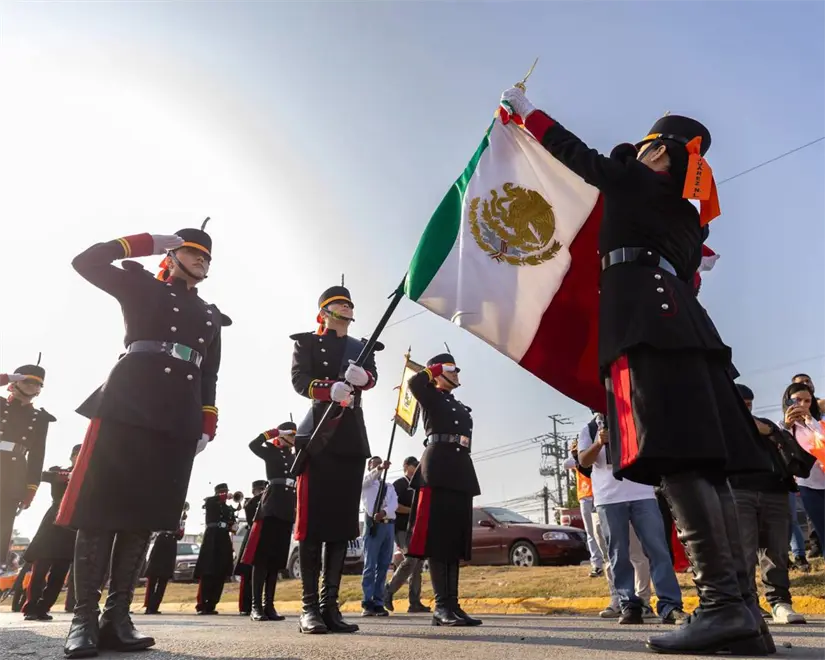 imagen recuadro Honores a la bandera en desfile. Foto: Gobierno de Juárez.