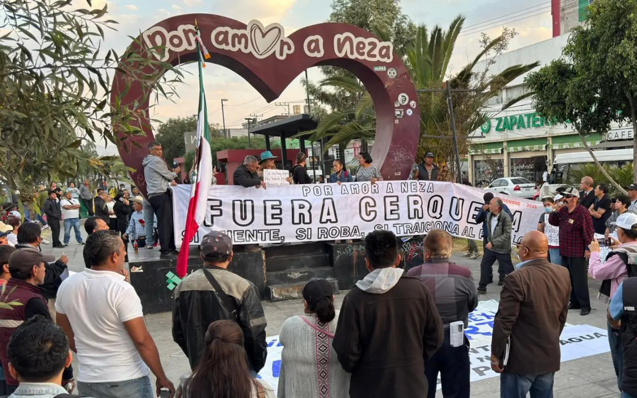 Cerca de 80 vecinos de Nezahualcóyotl marcharon sobre la avenida López Mateos, exigiendo al alcalde una auditoría y atención a la falta de servicios básicos como el agua. Foto: Especiales