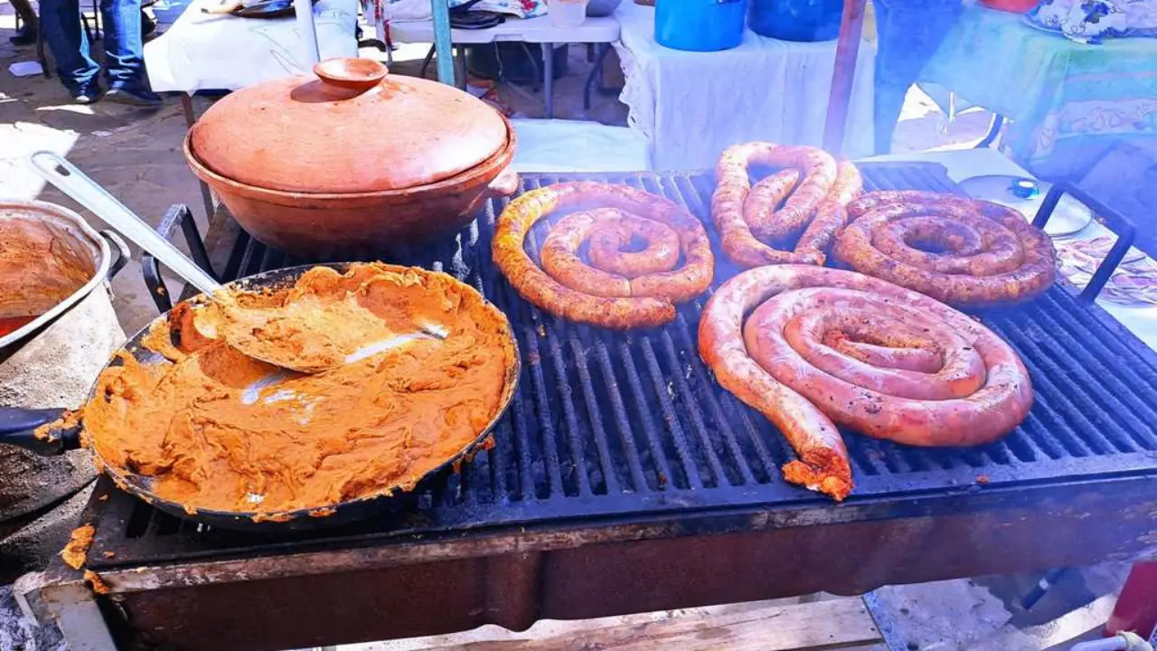 El chorizo artesanal cocinándose a la parrilla, uno de los productos más buscados por visitantes durante el Festival de la Machaca, el Queso y el Chorizo. Foto: Ayuntamiento de La Paz