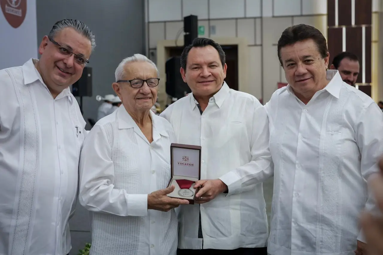 Durante la ceremonia, el gobernador entregó medallas por trayectoria notarial Foto: Cortesía