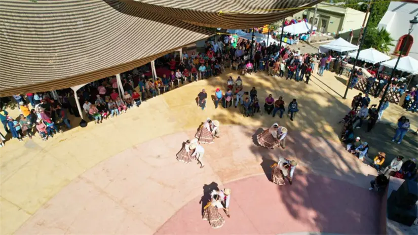 Presentación de grupos de danza en la Plaza Pública de San Antonio, parte del programa artístico-cultural del MaQueCho. Foto: Ayuntamiento de La Paz