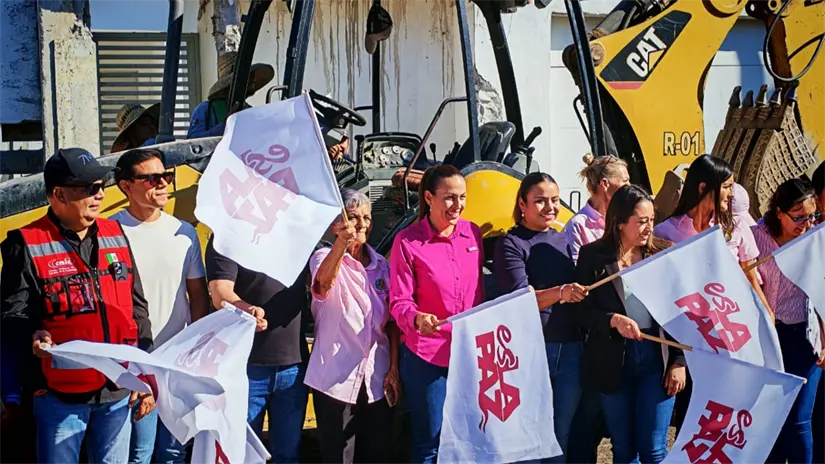 imagen recuadro La presidenta municipal Milena Quiroga, acompañada de integrantes del Cabildo y vecinas de Villas del Encanto, durante el banderazo de inicio de obras. Foto: Héctor Romero / POSTA Baja California Sur