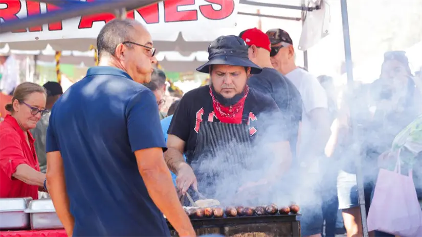 El chorizo artesanal cocinándose a la parrilla, uno de los productos más buscados por visitantes durante el Festival de la Machaca, el Queso y el Chorizo. Foto: Yayo Van Wormer / Facebook