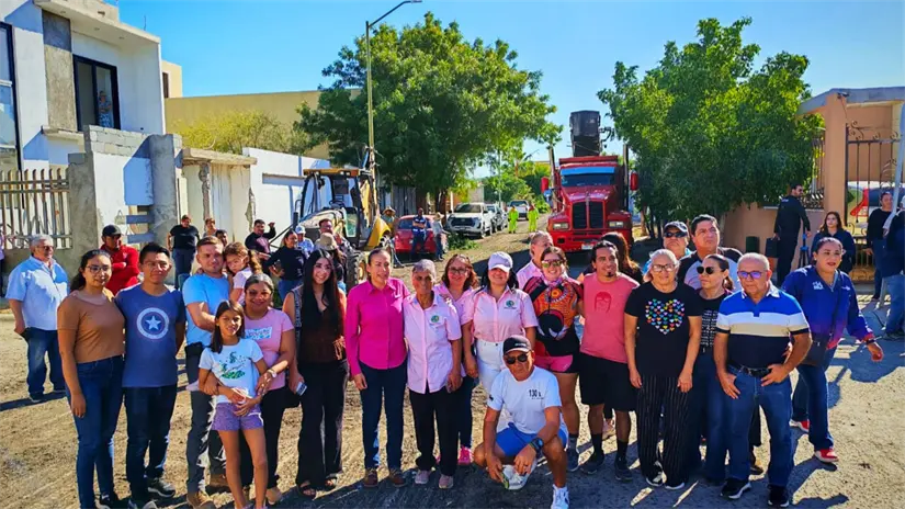 imagen recuadro Vecinas y vecinos de Villas del Encanto se reunieron para atestiguar el arranque del reencarpetado en la zona. Foto: Héctor Romero / POSTA Baja California Sur