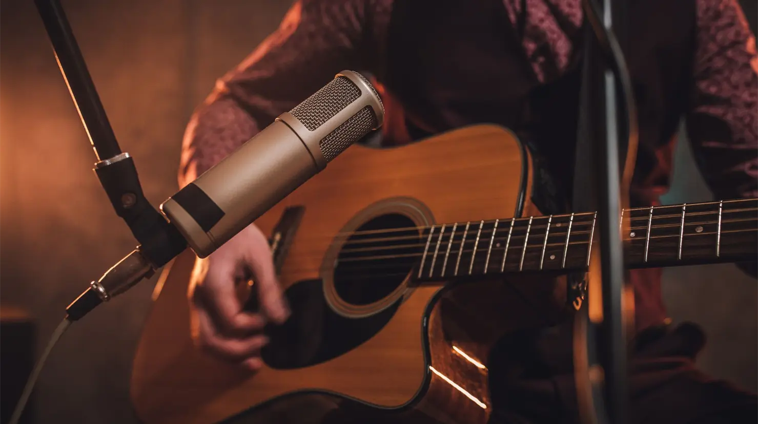 Músico tocando guitarra. Foto: Canva