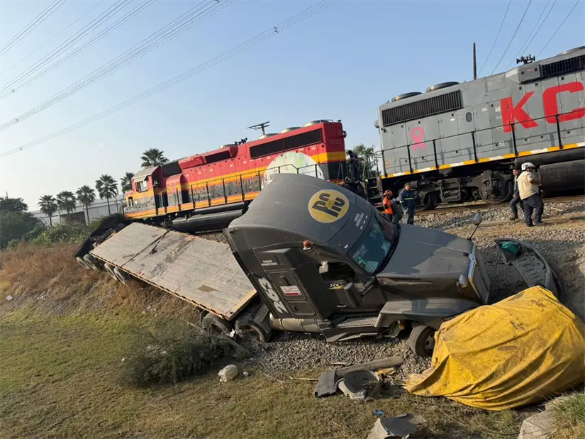 Accidente entre tren y tráiler. Foto: PCNL.