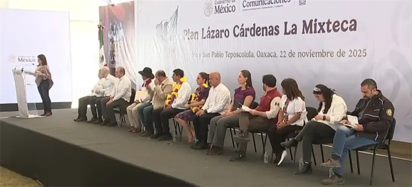 Funcionarios involucrados en la gira de la presentación del Plan General Lázaro Cárdenas en la Mixteca FOTO: Captura de pantalla (Youtube: Plan General Lázaro Cárdenas en la Mixteca)