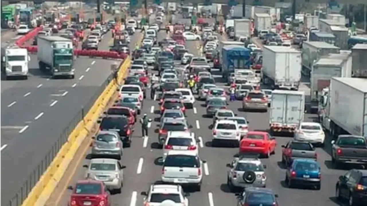 Congestión vial en autopista México- Pachuca. Foto: e-consulta.com | Canva
