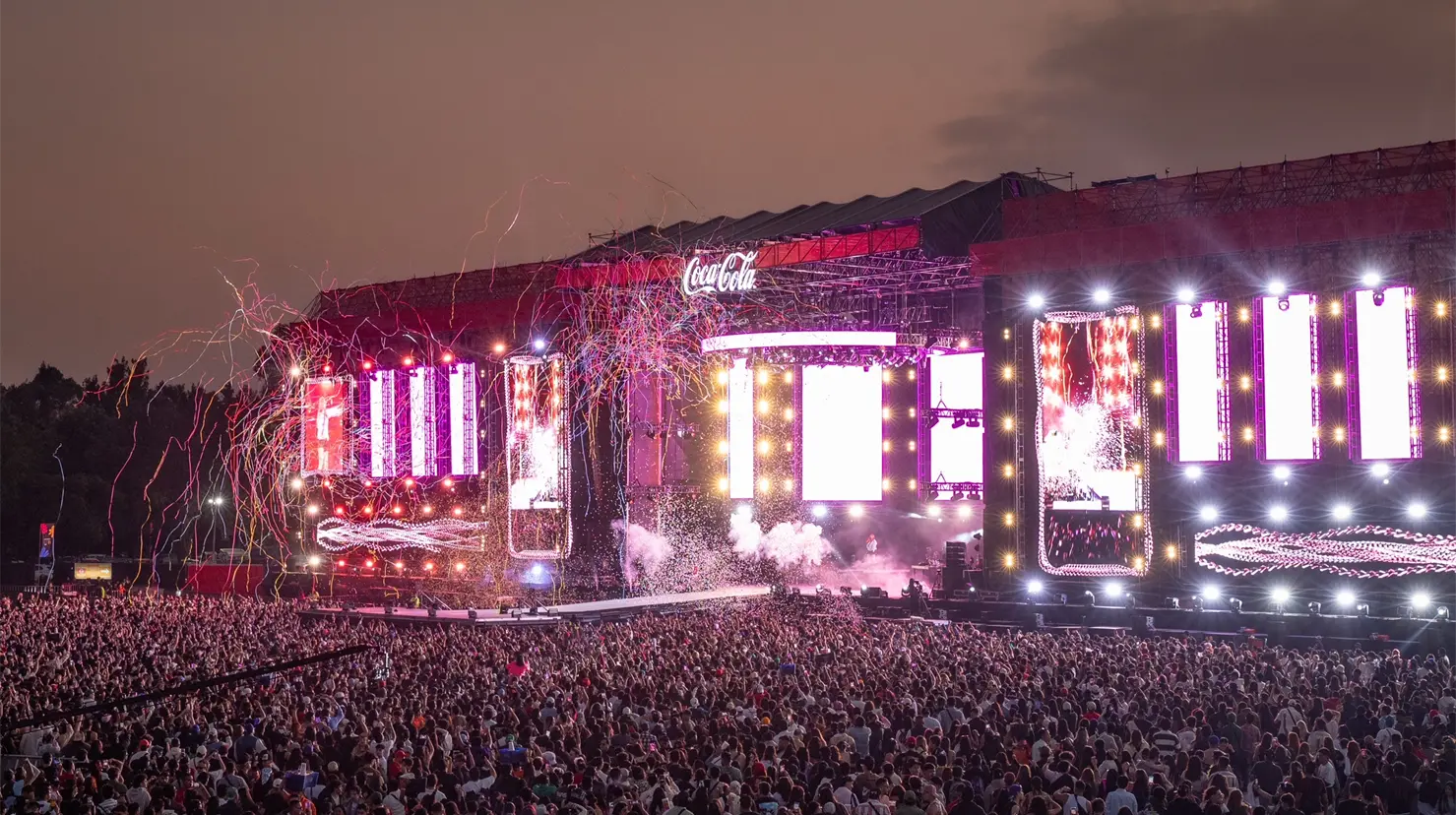 Bajo el cielo estrellado del Autódromo Hermanos Rodríguez, el Flow Fest 2025 arrancó con todo el ritmo urbano convocando a 79 mil asistentes. Foto: Cortesía Ocesa