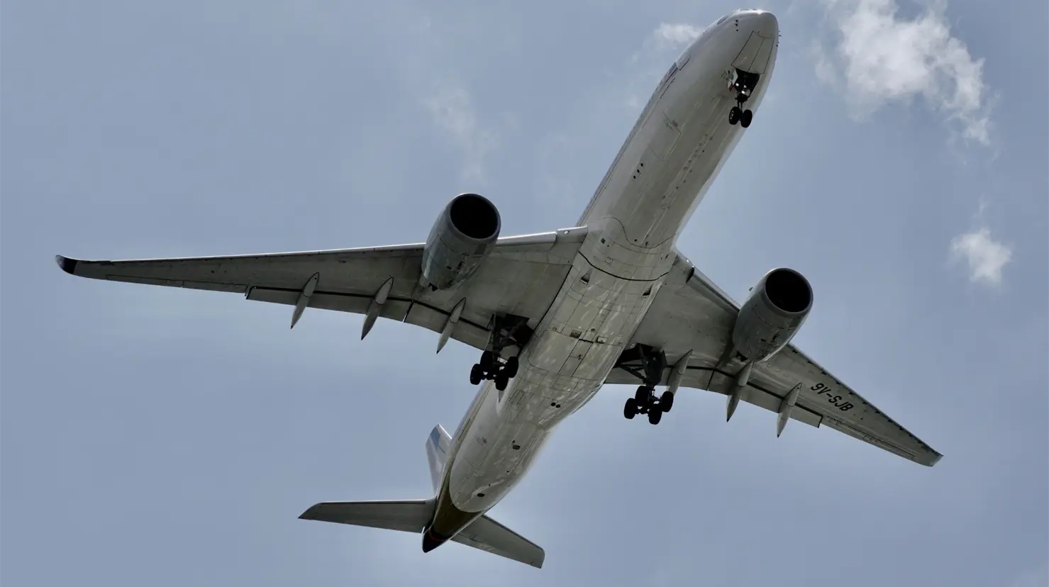 Seis aerolíneas frenan vuelos ante advertencia por actividad militar de Estados Unidos. Foto: Canva