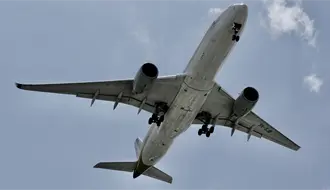 Seis aerolíneas frenan vuelos ante advertencia por actividad militar de Estados Unidos