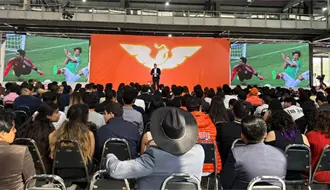 Samuel García y Máynez encabezan la graduación de 600 jóvenes de la Escuela Naranja en Nuevo León