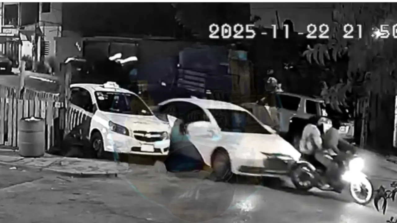 El golpe proyectó a la pareja contra el pavimento, mientras el automóvil responsable aceleró para abandonar la zona sin prestar auxilio./Foto: FB Saltillo TV