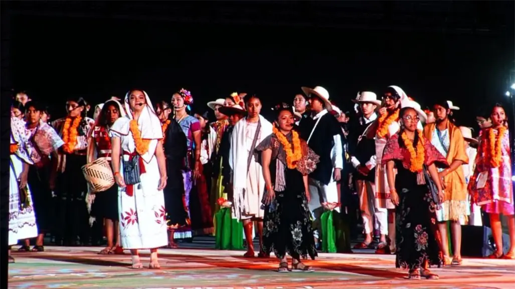 26 estados representados en la fiesta de las culturas comunitarias en la CDMX, niños y jóvenes participan en la escenificación.