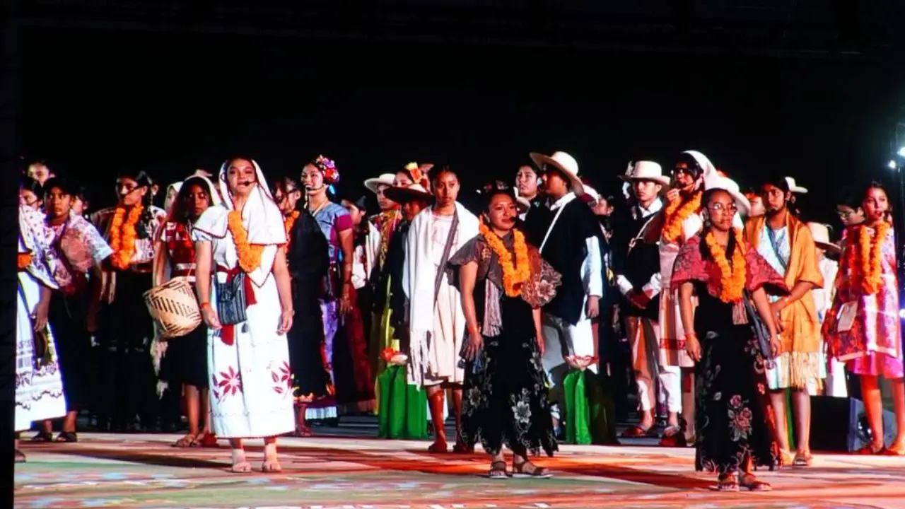 Fiesta de Culturas Comunitarias en el Zócalo Capitalino de la CDMX. Foto: Erik Alejandro