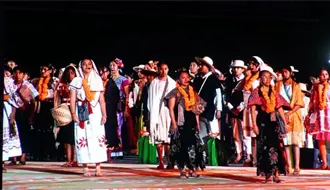 26 estados representados en la fiesta de las culturas comunitarias en la CDMX, niños y jóvenes participan en la escenificación.