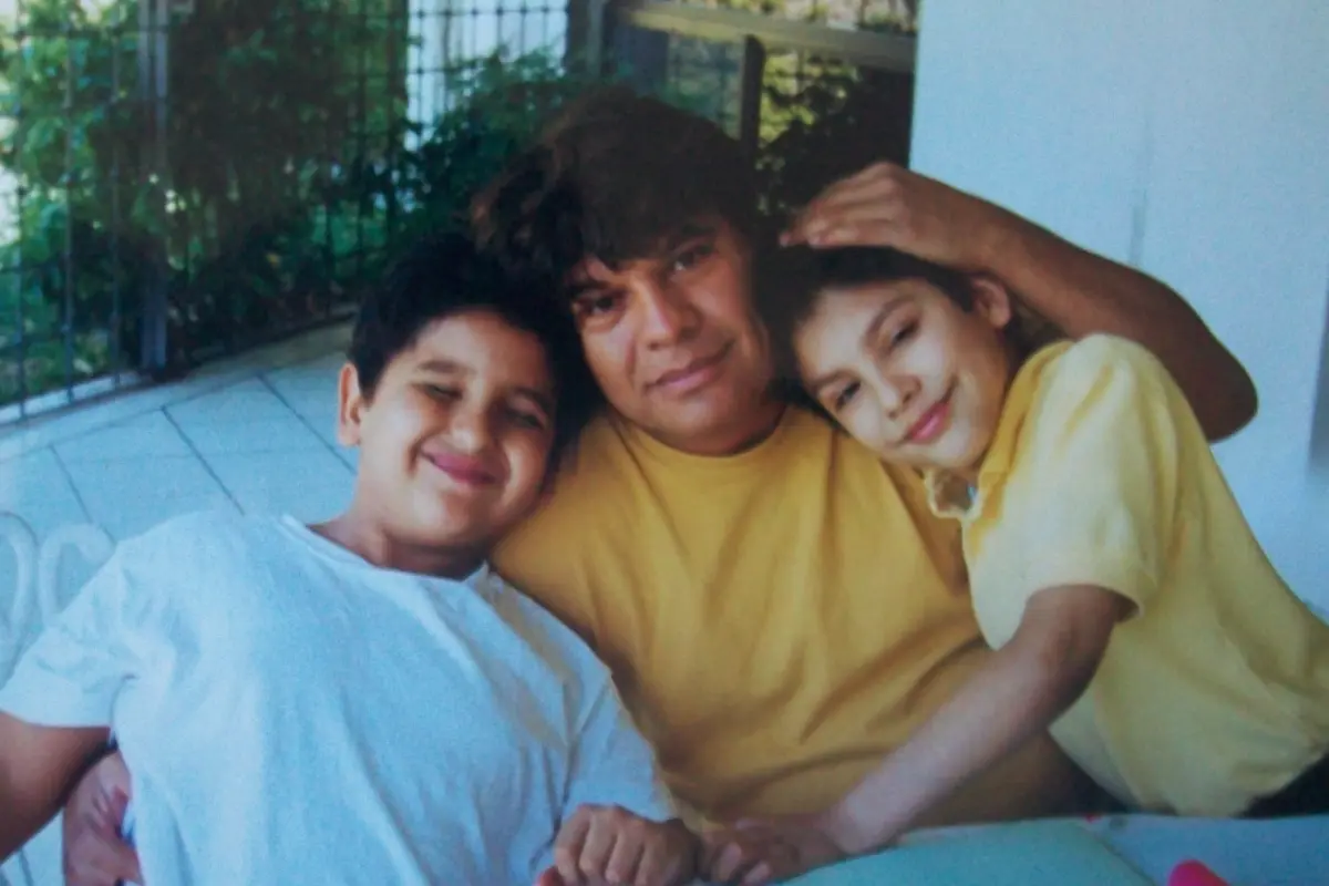 Juan Gabriel abrazando a sus hijos (Foto: IG @soyjuangabriel_ / Canva)