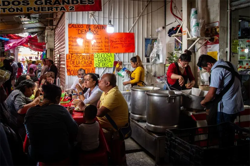 Exterior del Mercado de la Merced. Foto: IA