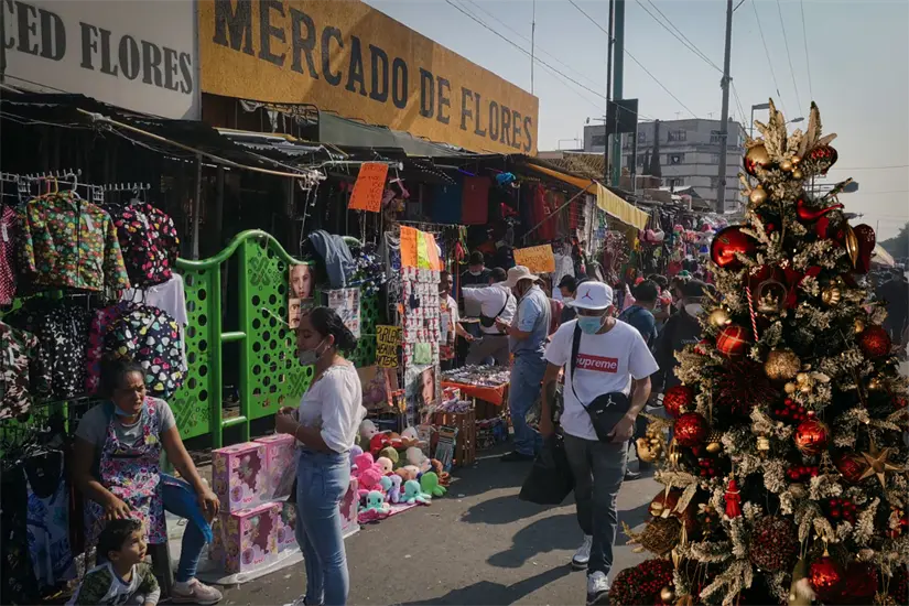 Gente al inferior del mercado de Sonora. Foto: IA