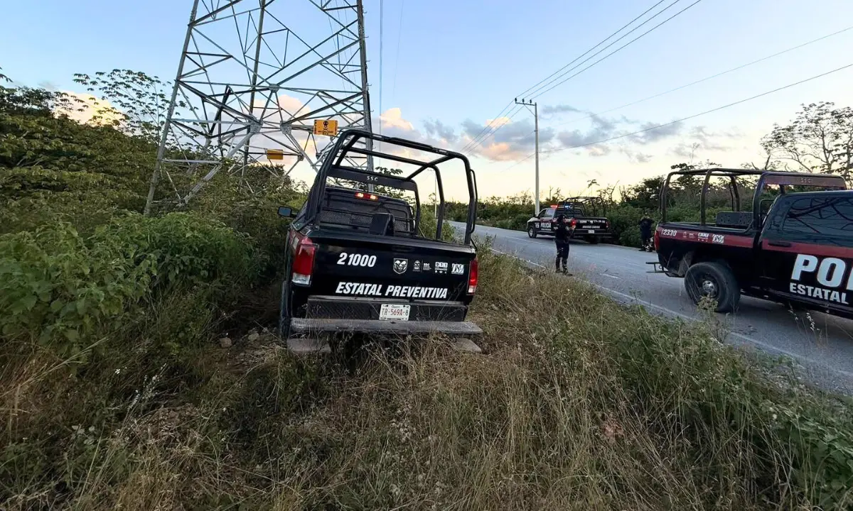 Patrulla de Tulum tras impacto con una torre de la CFE. Foto: conexion_cariberm