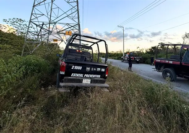 Patrulla se estrella contra torre de CFE durante persecución en Tulum; sospechosos huyen