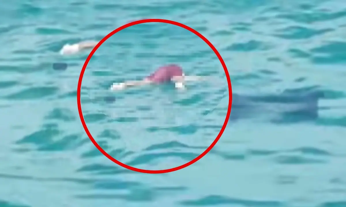 Cuerpo sin vida en las aguas de la costa de Río Lagartos, Yucatán. Foto: Redes Sociales