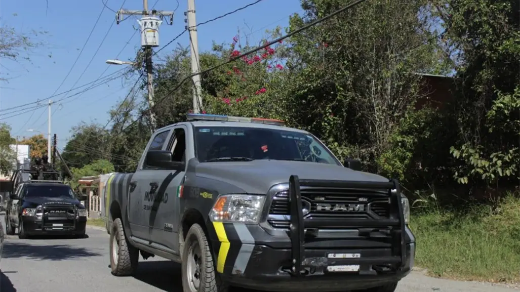 Hallan a un hombre sin vida en un río de Santiago; autoridades investigan el caso