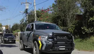 Hallan a un hombre sin vida en un río de Santiago; autoridades investigan el caso