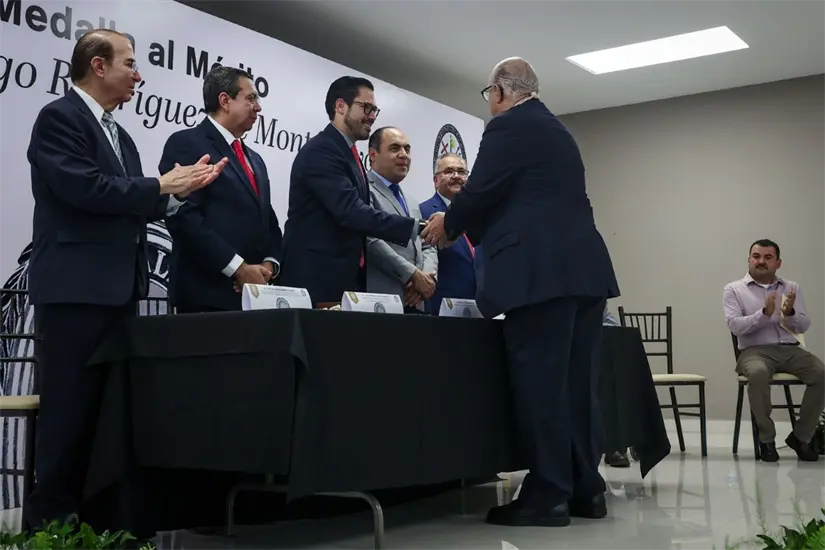 imagen recuadro Los galardonados no solo obtienen un reconocimiento público, sino que ingresan a una comunidad de ciudadanos. Foto: Gobierno de Santiago