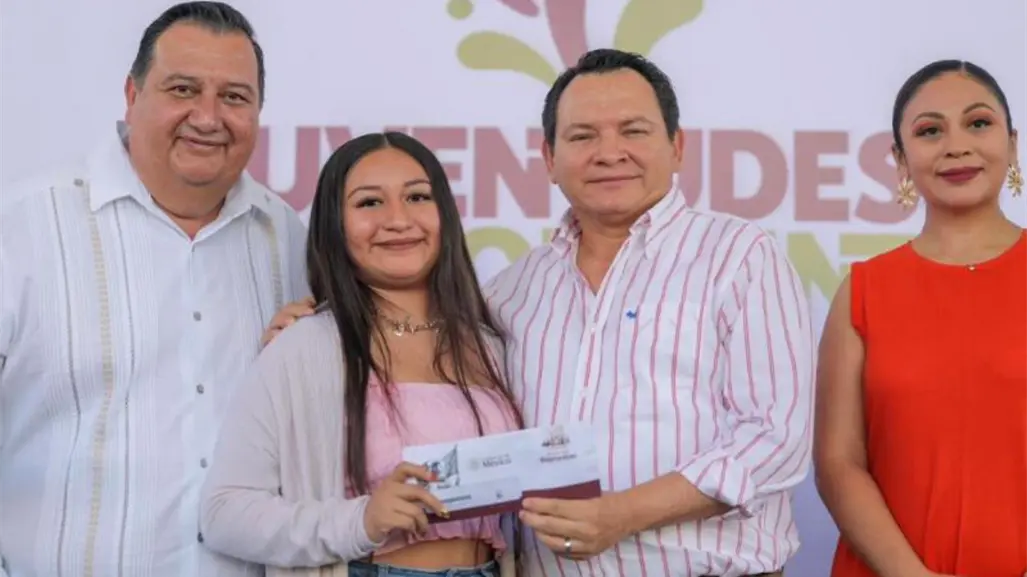 Joaquín Díaz Mena entrega tarjetas "Felipe Carrillo Puerto" a jóvenes del ITM en Mérida