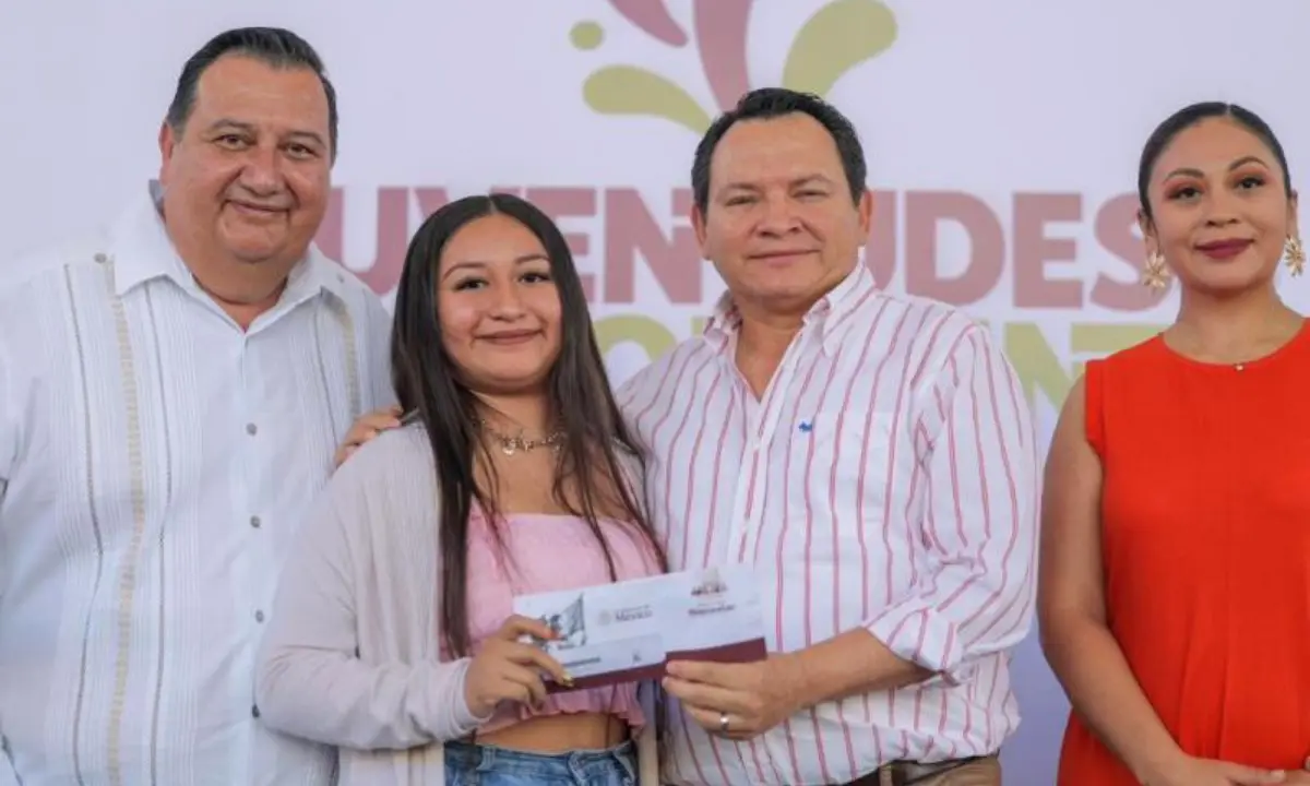 Gobernador de Yucatán entregando tarjetas Felipe Carrillo Puerto a estudiantes en el ITM Foto: Gobierno de Yucatán