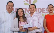 Joaquín Díaz Mena entrega tarjetas “Felipe Carrillo Puerto” a jóvenes del ITM en Mérida