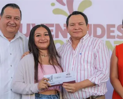 Joaquín Díaz Mena entrega tarjetas "Felipe Carrillo Puerto" a jóvenes del ITM en Mérida