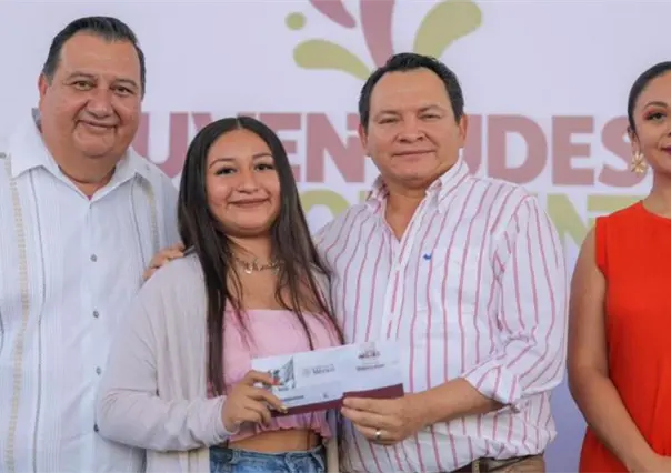 Joaquín Díaz Mena entrega tarjetas "Felipe Carrillo Puerto" a jóvenes del ITM en Mérida