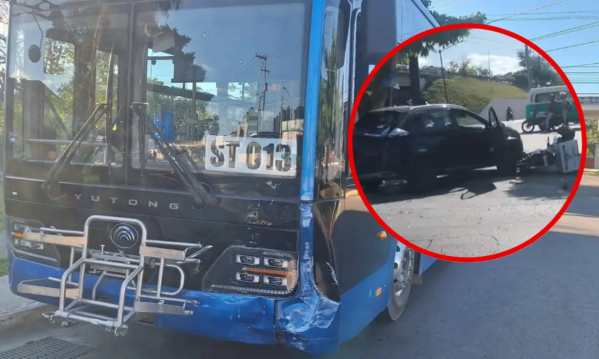 Unidad de Va y Ven que provocó la carambola y algunos de los vehículos dañados Foto: Corresponsal Yucatán/Rebeca Baas